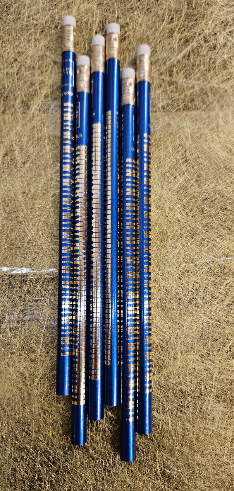 Bleistift blau mit Tastatur gold