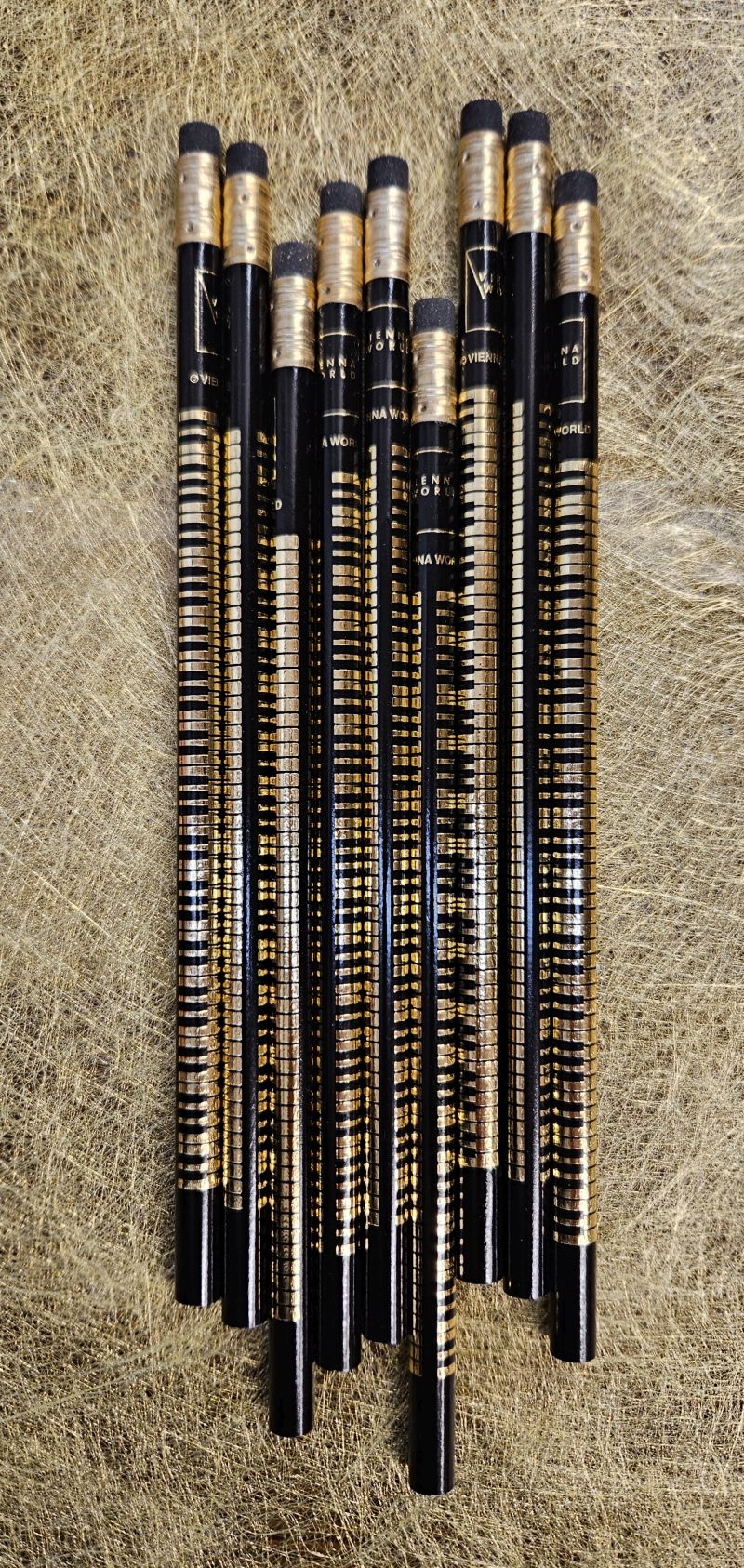 Bleistift schwarz mit Tastatur gold